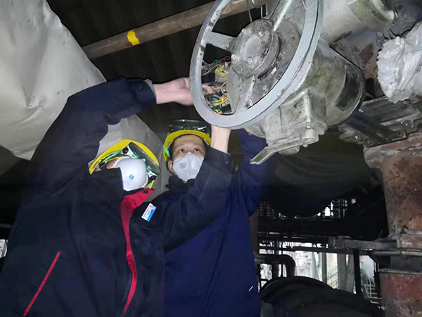 1581047852362999.jpeg 黨員在現(xiàn)場(chǎng)調(diào)試閥門.jpg