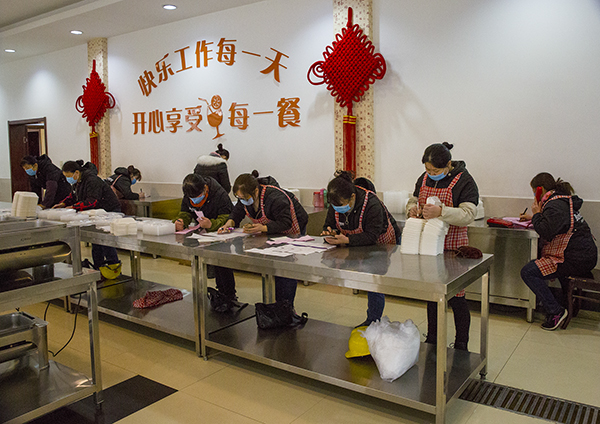 01  2020年2月14日星期五早晨九點到十點，服務(wù)人員在認真核對一線職工的訂飯清單.jpg