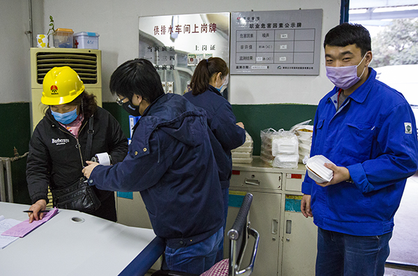 14  為了方便職工，現(xiàn)場進行刷卡.jpg