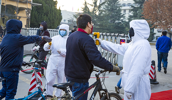 06 北門執(zhí)勤人員配合醫(yī)務(wù)人員為職工測體溫。.jpg