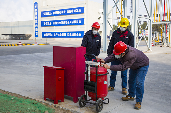 12 消防人員在檢查滅火器，他們每天下現(xiàn)場巡檢，確保消防設(shè)施完好。.jpg