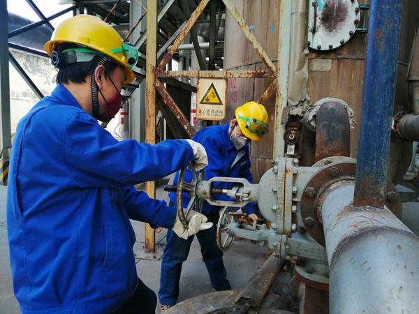 1582249801329758.jpeg 在崗人員忙碌于節(jié)水裝置投運壓縮.jpg