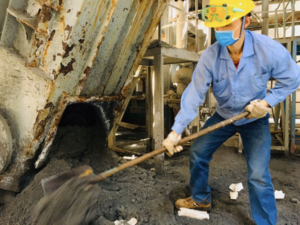 1588373983992472.jpeg 1號(hào)鍋爐撈渣機(jī)清理.jpg