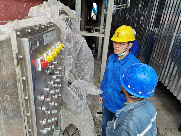 1590570475450614.jpeg 杜康在1號(hào)鍋爐現(xiàn)場(chǎng)與施工人員就儀表問題交談.jpg