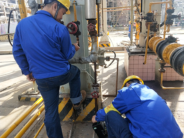 N3導淋閥取樣分析 合成操作人員閔晟軒配合分析人員取樣.jpg