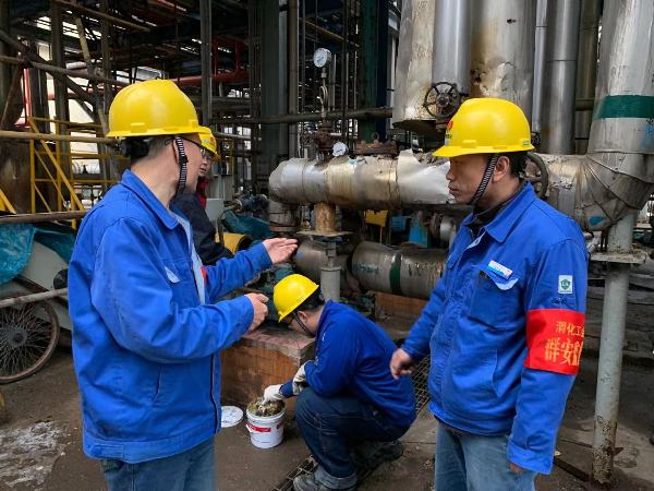 1605943584101987.jpeg 孟力在現(xiàn)場(chǎng)采訪.jpg