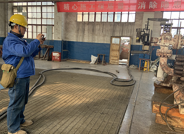 1606654429792572.jpeg 谷成駿對(duì)已經(jīng)拆卸的合成氣壓縮機(jī)拍照.jpg