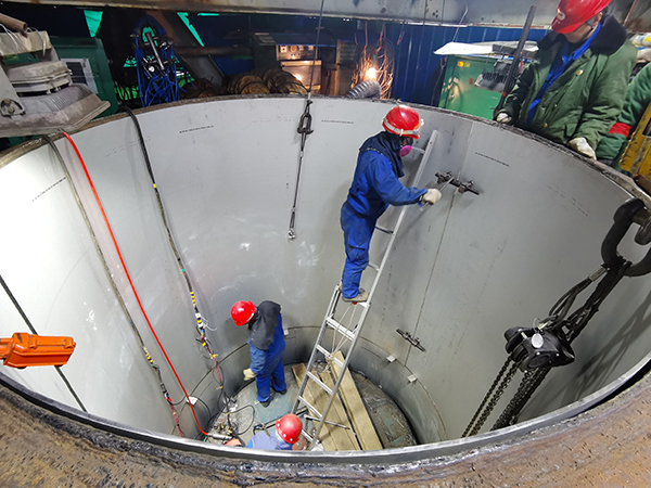 1606894271850934.jpeg 檢修人員安裝合成塔最后一節(jié)新襯里.jpg