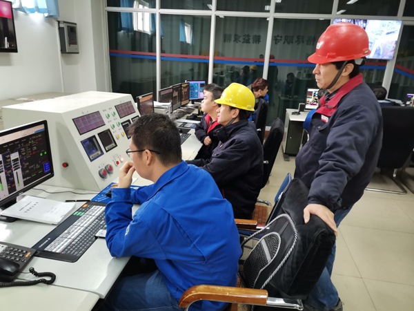 1607750260364378.jpeg 點(diǎn)火后中的鍋爐控制室(孟力攝.jpg