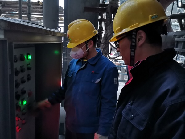 1607750271128271.jpeg 工藝人員徐濤現(xiàn)場(chǎng)點(diǎn)火操作(孟力攝).jpg