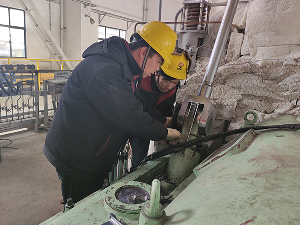 1610614661946454.jpeg 吳再科檢查發(fā)電機(jī)高壓油動(dòng)機(jī)的反饋機(jī)構(gòu).jpg