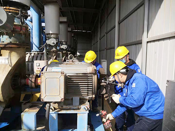 1615878192182916.jpeg 檢修二班在污水界區(qū)緊急處理.jpg