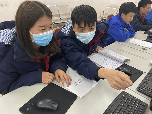 1616716394304455.jpeg 許林給徒弟安小寧講流程.jpg