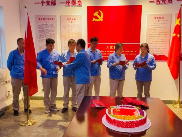 1627350833156347.jpeg 支部書(shū)記贈(zèng)送“政治生日賀卡”.jpg