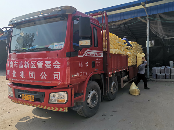 1635128632141977.jpeg 農(nóng)戶卸肥.jpg