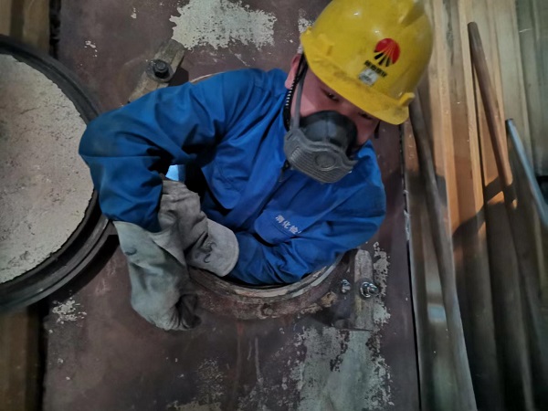 1651539652840796.jpeg 張建國(guó)鉆出爐膛瞬間.jpg