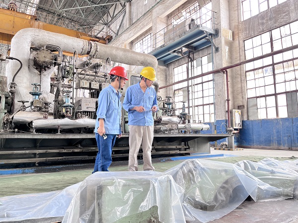 1652350544185371.jpeg 主任 技術(shù)員檢查現(xiàn)場(chǎng)部件.jpg