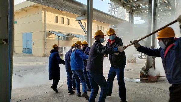 1674111928941614.jpeg 青年突擊隊(duì)拉繩提升送床料.jpg