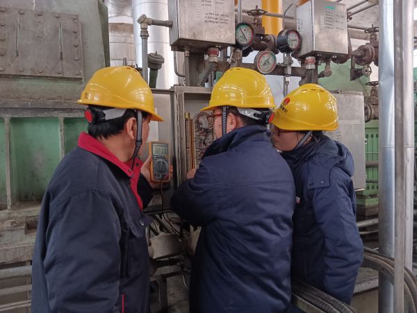 1676428211648027.jpeg 2月13日 方立民在一期氨壓機進行溫度檢查.jpg