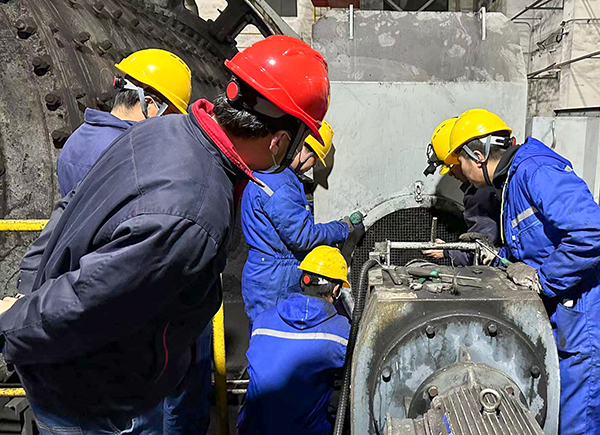 1677484130311724.jpeg 搶修磨煤機(jī)現(xiàn)場(chǎng)圖(副圖).jpg