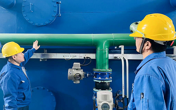 1677736818853658.jpeg 技術(shù)員對(duì)操作人員現(xiàn)場(chǎng)培訓(xùn)(副圖).jpg