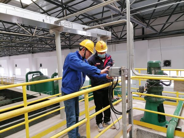 1679034611871123.jpeg 董寶山和高鵬云對(duì)照Ph計(jì)調(diào)整加藥量.jpg