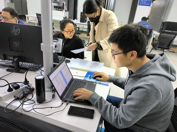 1679641596977055.jpeg 3月16日在浙江中控進(jìn)行出廠前的核對校準(zhǔn)確認(rèn)工作.jpg