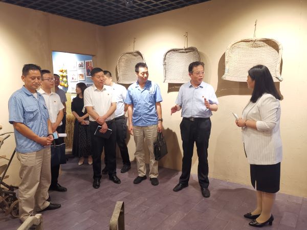 渭化集團黨委副書記、董事、工會主席馮曉宏在五星村調(diào)研鄉(xiāng)村振興工作，參觀村史館3.jpg
