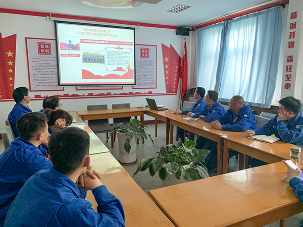 1681257249114341.jpeg 4月11日上午9時(shí),動(dòng)力車間組織員工在車間會(huì)議室集中觀看《聚焦兩會(huì)踔厲奮發(fā)》的全國(guó)兩會(huì)精神宣講報(bào)告會(huì).jpg