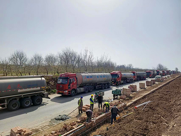 1681458329642817.jpeg 彬州化工南門銷售產(chǎn)品門口車輛排隊(duì).jpg