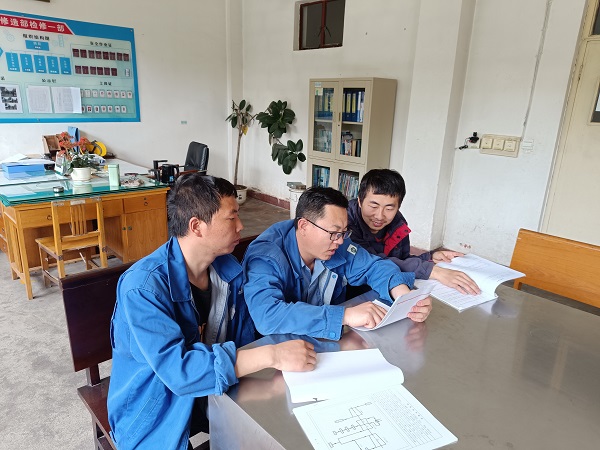 1681859238217286.jpeg 檢修小組對大檢修任務(wù)清單明確“五清楚”.jpg