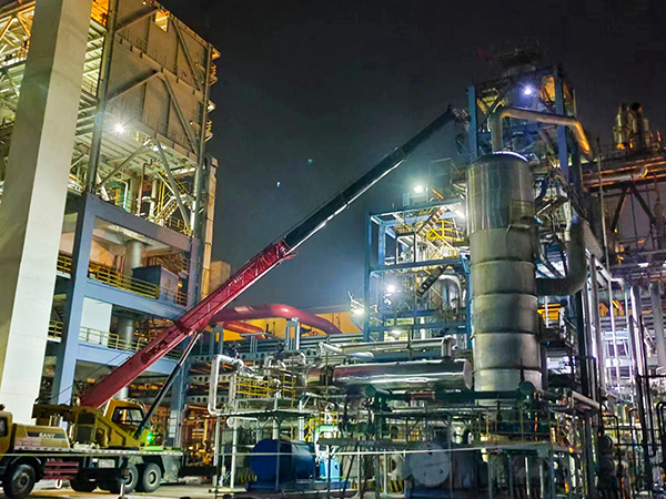 19日23：30，合成車(chē)間灰水處理工段吊裝人員正在將閥門(mén)吊下 (1).jpg