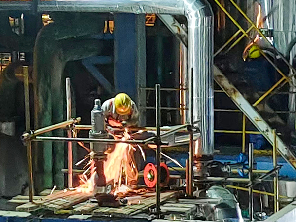 19日22：00，合成車(chē)間灰水處理工段檢修人員正在對(duì)漏點(diǎn)進(jìn)行焊接作業(yè) (1).jpg