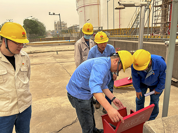 4月20日下午，生產(chǎn)部黨員殷常亮、王亮、王小平、莊林在二甲醚罐區(qū)檢查滅火器材.jpg