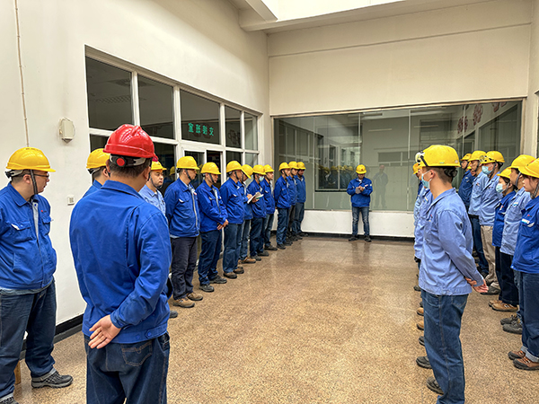 利用班后會時間學習典型事故，分析原因、總結教訓  600.jpg