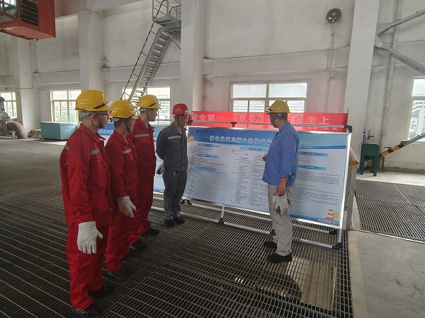 1683420133982737.jpeg 班組王百?gòu)?qiáng)進(jìn)行配合工任務(wù)分配.jpg