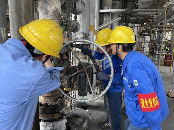 1683588942158398.jpeg 檢修贊歌-安全員在現(xiàn)場確認(rèn)安全作業(yè)條件.jpg