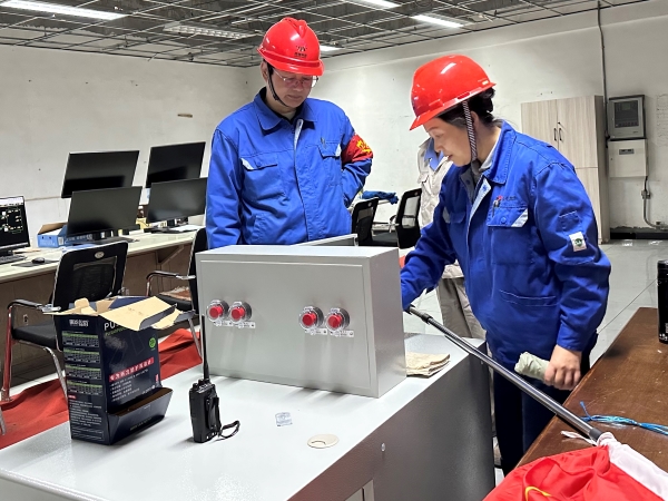 1683786805915179.jpeg 三期鍋爐控制室主任工程師馬曉華與動(dòng)力主任商討改造細(xì)節(jié).jpg