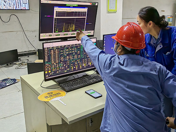 5月13日，動(dòng)力車間三期鍋爐控制室，DCS改造工藝、儀表、電氣等部門聯(lián)合調(diào)試期間，車間副主任焦志波詢問(wèn)DCS改造畫面.jpg