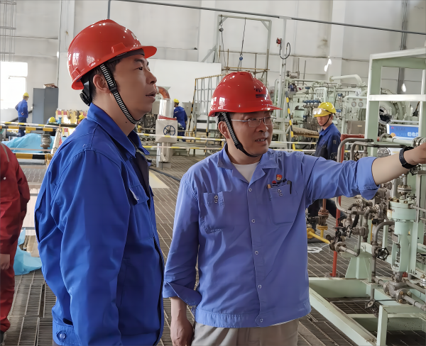 1684107857605622.png 公司副總經(jīng)理趙強(qiáng)在車間主任王琨陪同下督查機(jī)組檢修現(xiàn)場(1)(1).png