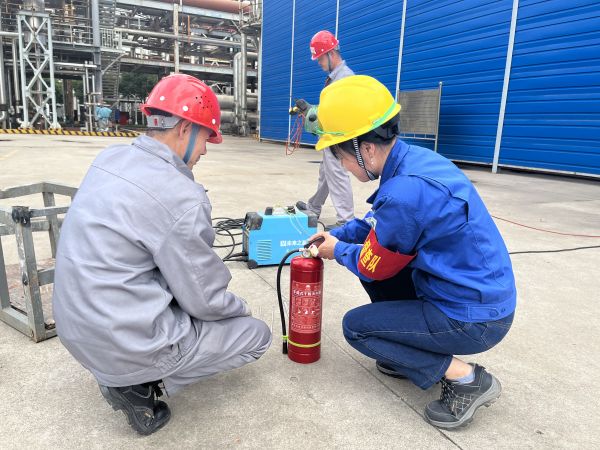 1684137323367959.jpeg 黨員突擊隊(duì) 檢修現(xiàn)場(chǎng)最可愛的人-王曉變.jpg