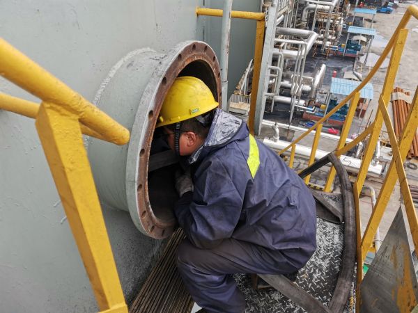 1684137334233558.jpeg 黨員突擊隊(duì) 檢修現(xiàn)場(chǎng)最可愛的人-安志強(qiáng).jpg