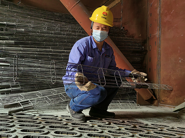 5月14日，動(dòng)力車(chē)間三期脫硫塔，運(yùn)行人員劉凱正在檢查脫硫布袋的袋籠.jpg