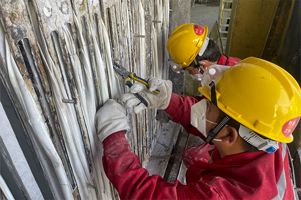 除沫器檢修現(xiàn)場(chǎng)，檢修人員不見“風(fēng)雨”怎么能見“彩虹”.png