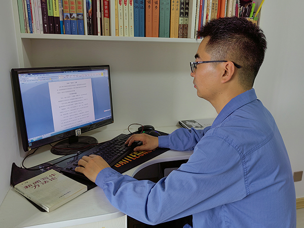 1684625876922192.jpeg 在電腦前寫(xiě)宣傳稿的代國(guó)棟.jpg