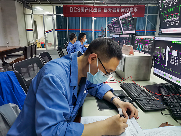 1684625910104719.jpeg 20日在三期鍋爐控制室簽寫(xiě)檢修工作.jpg