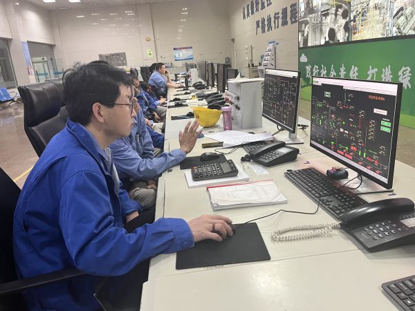 1685603226618387.jpeg 操作人員正在DCS畫面進(jìn)行操作.jpg