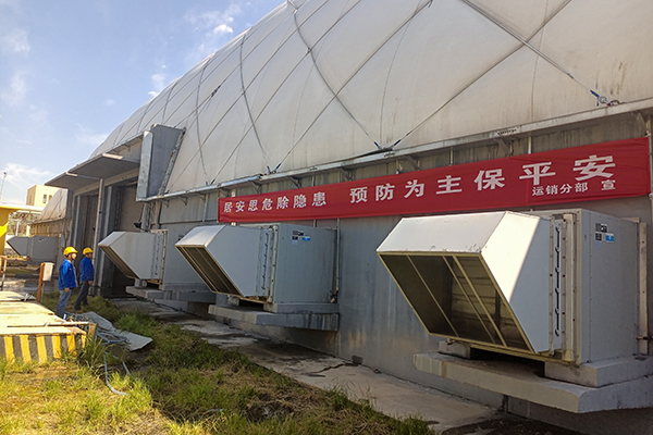 6月7日，運銷分部，張海波、曹侃、李智民等人員，在氣膜棚排查隱患運銷分部 伍思盈 攝.jpg