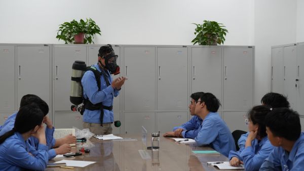 1686702001979827.jpeg 班長(zhǎng)親自示范佩戴空呼.jpg