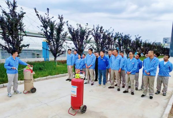 1687337691137602.jpeg 消防員講解消防器材.jpg